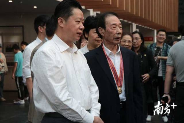 出席活动的领导嘉宾参观摄影展。