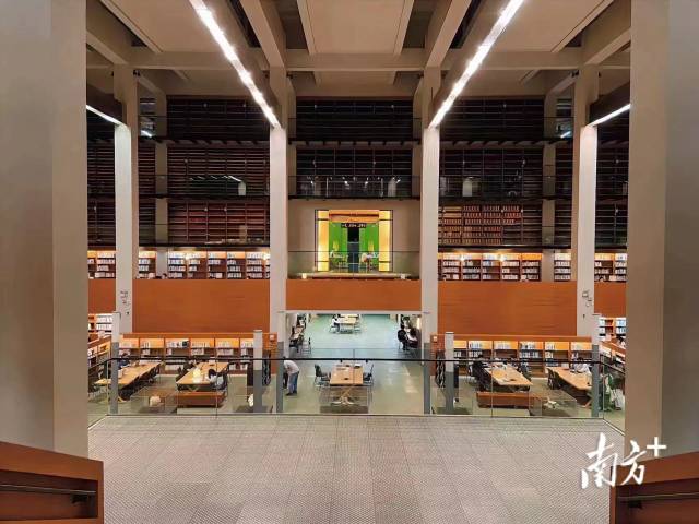 汕头大学图书馆。