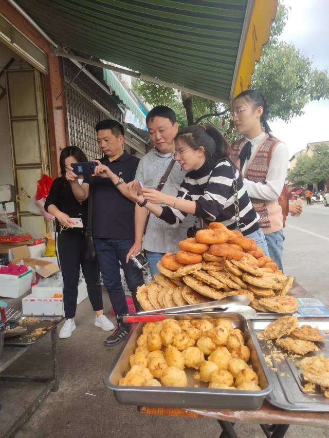 毛思慧和学生一起参观潮汕古村落