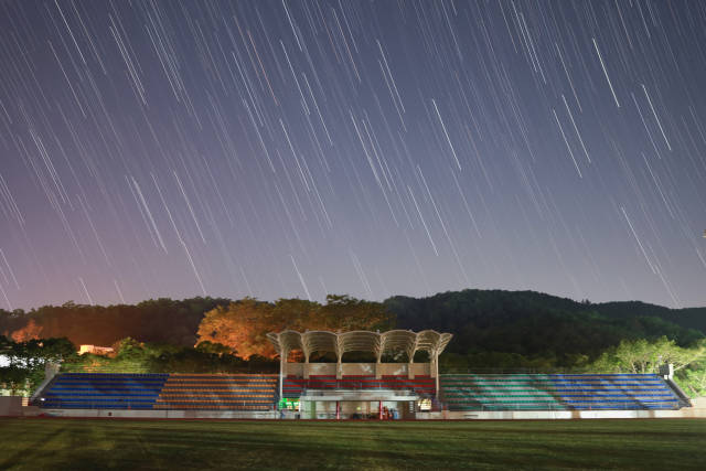 汕大运动场亚青场馆星轨图。