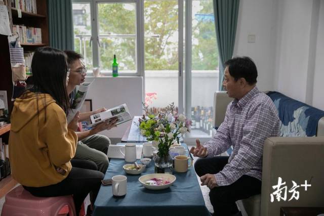 加藤隆则的宿舍是他最爱的“办公场所”。很多学生会上门向他请教问题。 加藤隆则的宿舍是他最爱的“办公场所”。很多学生会上门向他请教问题。