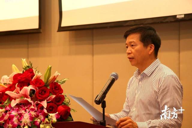 汕头大学党委常委、纪委书记、书院总院院长冯兴雷发表讲话。 汕头大学党委常委、纪委书记、书院总院院长冯兴雷发表讲话。