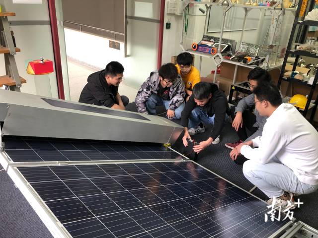 长江工业设计中心团队在调试光伏板清洁机器人。 南方+ 余丹 拍摄 长江工业设计中心团队在调试光伏板清洁机器人。 南方+ 余丹 拍摄