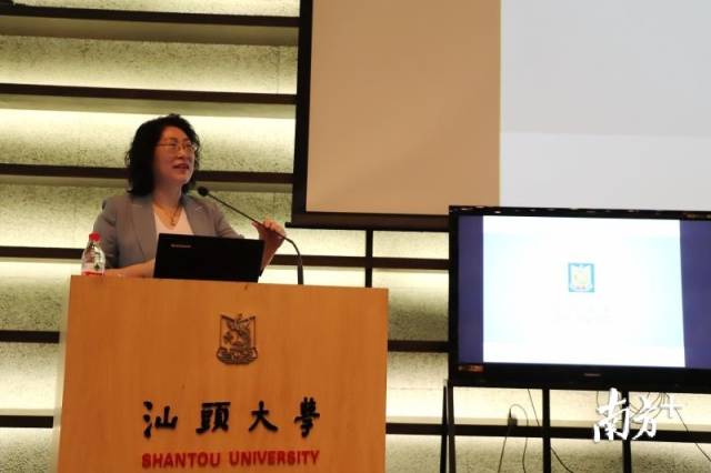 汕大公卫学院李丽萍介绍学院初期建设情况和未来工作规划。 汕大公卫学院李丽萍介绍学院初期建设情况和未来工作规划。