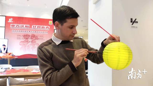 留学生学制作灯笼。 留学生学制作灯笼。