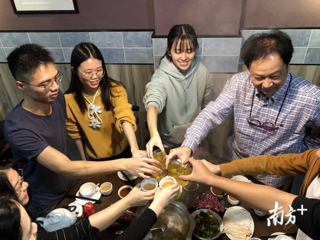 加藤隆则经常会和学生们一起去吃他最爱的牛肉火锅。 加藤隆则经常会和学生们一起去吃他最爱的牛肉火锅。