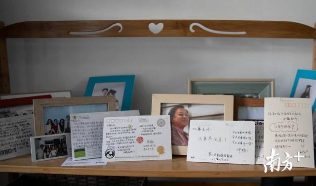 在加藤隆则的柜子上,摆满了学生们送他的明信片。 在加藤隆则的柜子上,摆满了学生们送他的明信片。