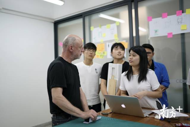 汕头大学长江工业设计中心设计师与产品设计专业的师生们。 汕头大学长江工业设计中心设计师与产品设计专业的师生们。