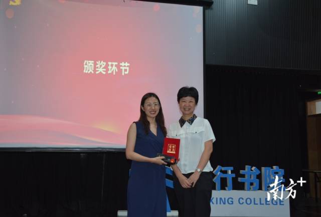 长江新闻与传播学院党总支书记余珊燕为一等奖获得者张清霞同学颁奖。陈建新 摄