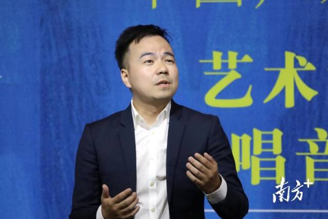 樊建伟深情演唱歌曲。黄晨发 摄