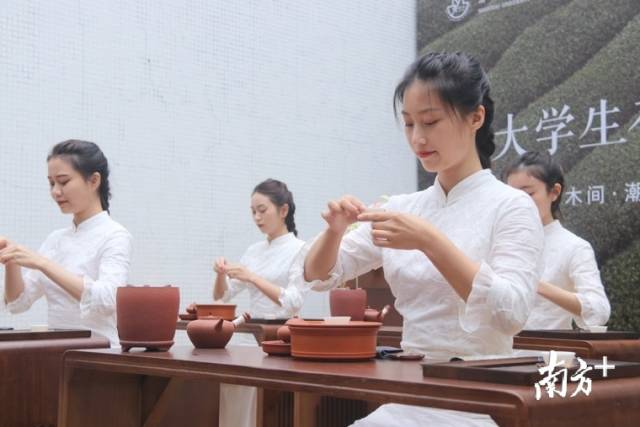 学生茶艺队展示。 学生茶艺队展示。