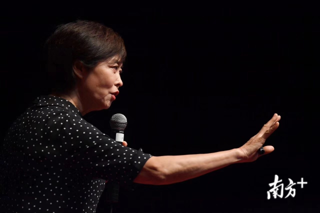 敬一丹在汕头大学演讲。凌学敏 摄 敬一丹在汕头大学演讲。凌学敏 摄