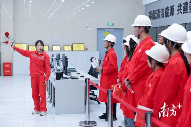 世界地球日上,40余位师生代表走进华瀛LNG接收站参与开放日活动。 世界地球日上,40余位师生代表走进华瀛LNG接收站参与开放日活动。