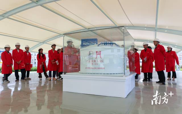 工匠园地里,讲解员为同学们讲解LNG储罐建设情况。 工匠园地里,讲解员为同学们讲解LNG储罐建设情况。