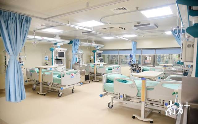 2019年6月,急诊重症监护室EICU正式开科,其作为汕大附一院“登峰计划”的重点建设项目,标志着该院急危重症救治水平再度提升。受访者供图 2019年6月,急诊重症监护室EICU正式开科,其作为汕大附一院“登峰计划”的重点建设项目,标志着该院急危重症救治水平再度提升。受访者供图