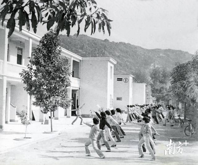 1983年秋，汕大利用临时校舍开始招生。