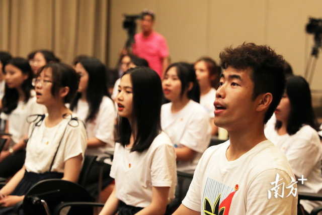 学生们唱响红色经典音乐。 学生们唱响红色经典音乐。