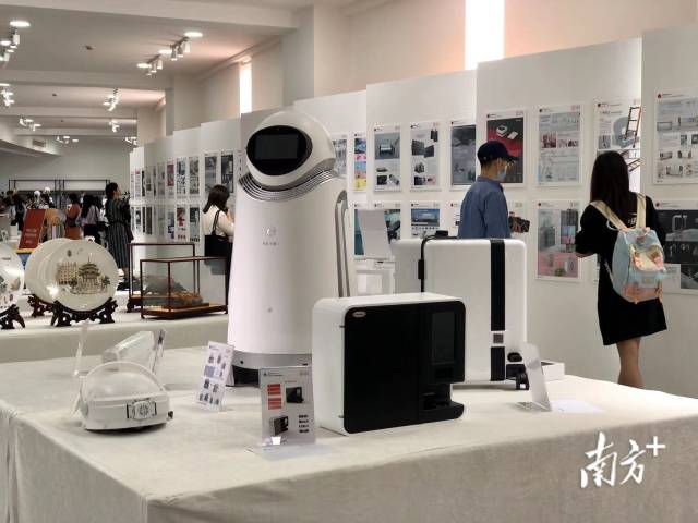 长江工业设计中心团队在调试 光伏板清洁机器人。 南方+ 余丹 拍摄 长江工业设计中心团队在调试 光伏板清洁机器人。 南方+ 余丹 拍摄