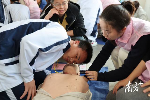 急救队成员进行科普。 受访者 供图