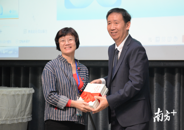 范东升教授代表家人赠予汕头大学长江新闻与传播学院20本《范长江新闻文集补遗》。 范东升教授代表家人赠予汕头大学长江新闻与传播学院20本《范长江新闻文集补遗》。