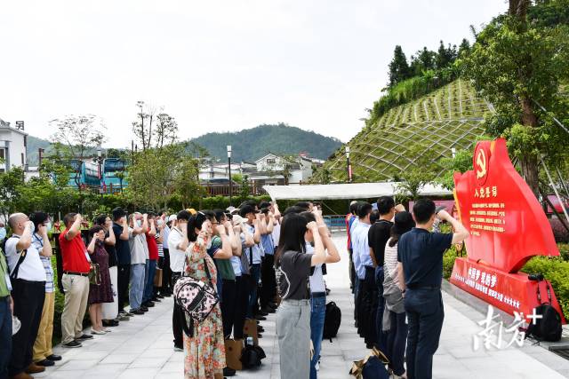 汕头大学中层干部重温入党誓词。叶楠楠 摄 汕头大学中层干部重温入党誓词。叶楠楠 摄