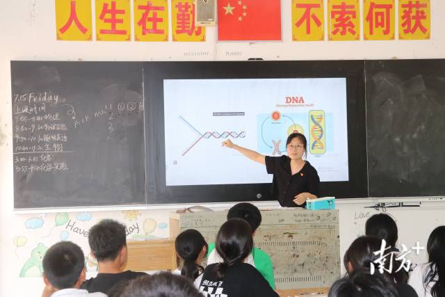汕头大学理学院志愿者们为大家讲解“像麻花一样”的DNA结构。