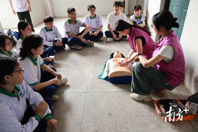 志愿者们创新采用趣味互动演示、细致拆解操作的方式进行科普。 受访者 供图