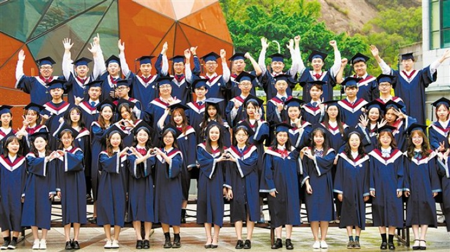 【汕头日报】首批"00后"大学生迎来毕业季——后疫情时代,应届毕业生