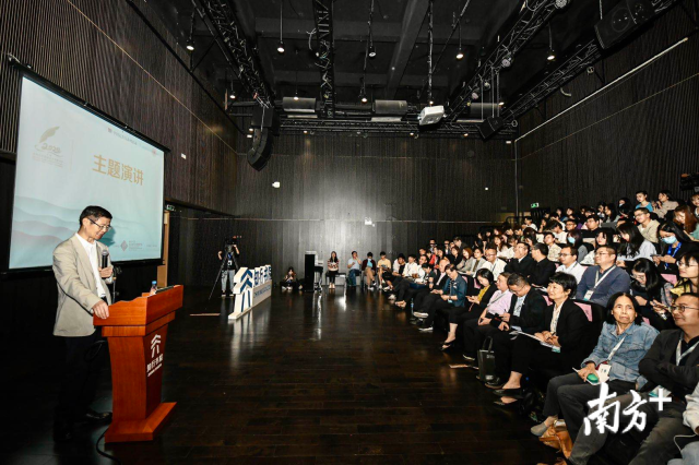 清华大学新闻传播学院教授李彬演讲。 清华大学新闻传播学院教授李彬演讲。