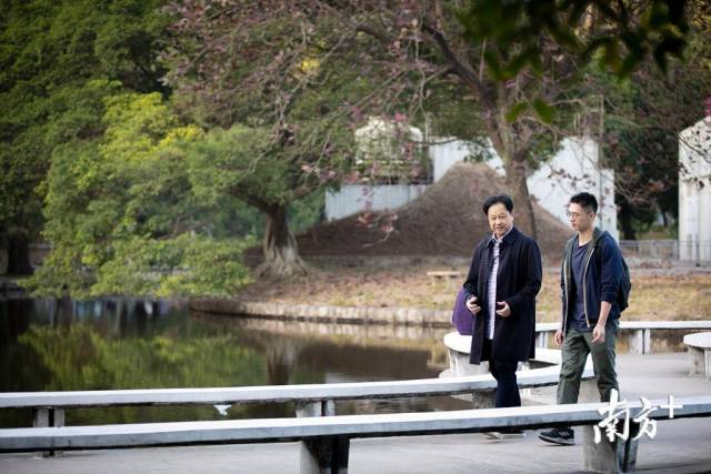 加藤隆则很喜欢汕头大学里的景色,偶尔会与学生一起漫步校园,畅聊人生。 加藤隆则很喜欢汕头大学里的景色,偶尔会与学生一起漫步校园,畅聊人生。