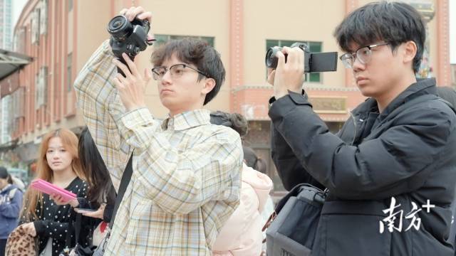 学生们用镜头记录礐石故事。