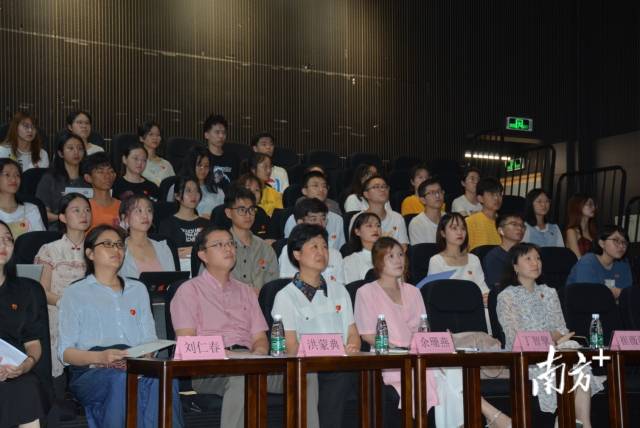 现场观众认真聆听主讲人分享党史。陈建新 摄
