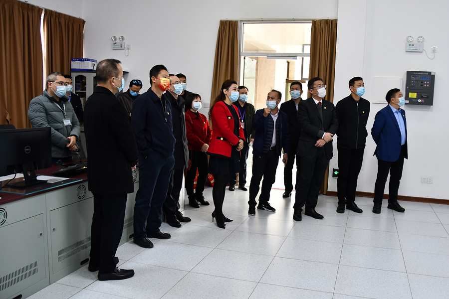 校领导慰问春节期间在岗工作人员和医务人员