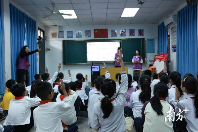 老队员牵头带教、新成员积极践行,高效完成各项公益服务任务。 受访者 供图