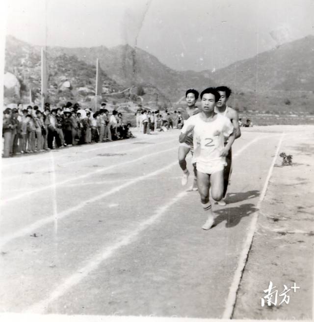 首届校运会。