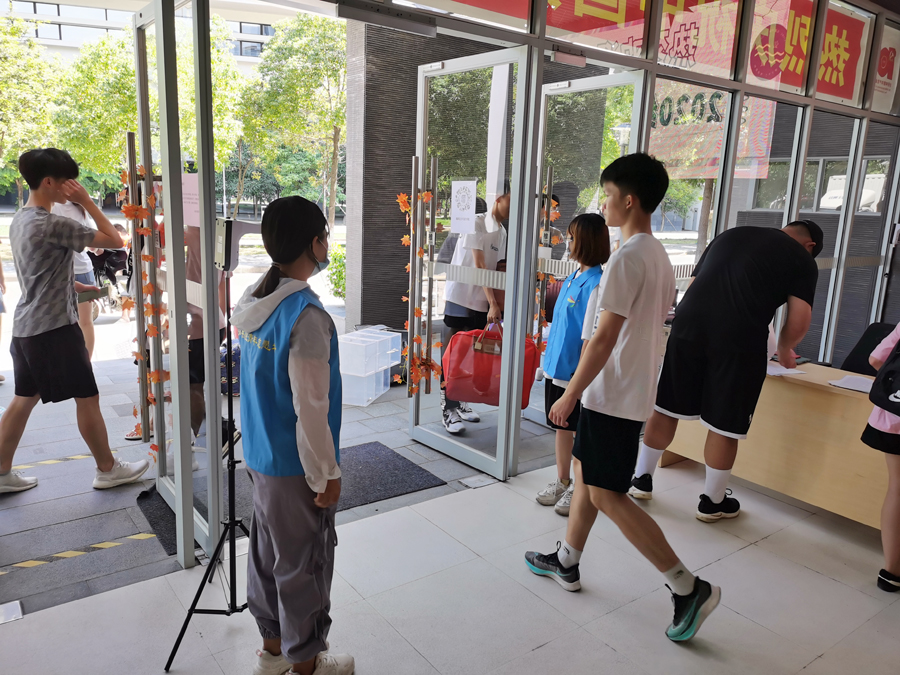 弘毅书院“我为群众做实事”之“红色接力”党员志愿者服务宿舍搬迁