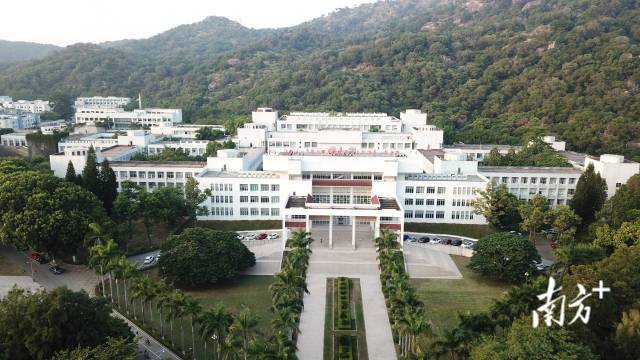 汕头大学行政楼航拍。