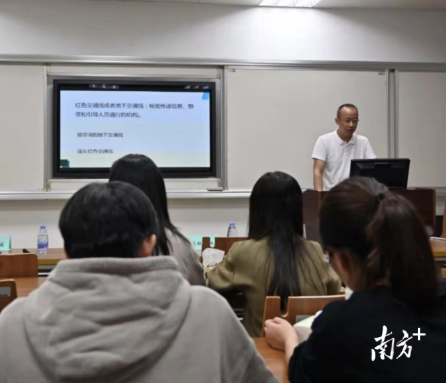 聆听红色交通线思政课。 聆听红色交通线思政课。