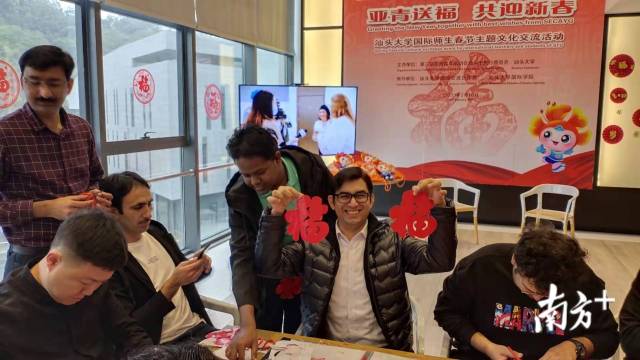 亚青会执委会联合汕头大学国际学院举行“亚青送福 共迎新春”活动,让来华留学生和教师们感受传统中国年味。 亚青会执委会联合汕头大学国际学院举行“亚青送福 共迎新春”活动,让来华留学生和教师们感受传统中国年味。