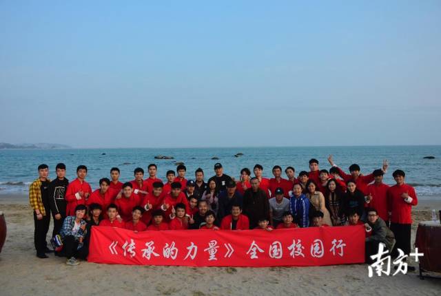 由汕头大学舞蹈团编创的民俗民间舞《承福》被搬上荧幕,收录于中央电视台纪录片《传承的力量》系列节目中的“端午篇”。受访者供 由汕头大学舞蹈团编创的民俗民间舞《承福》被搬上荧幕,收录于中央电视台纪录片《传承的力量》系列节目中的“端午篇”。受访者供