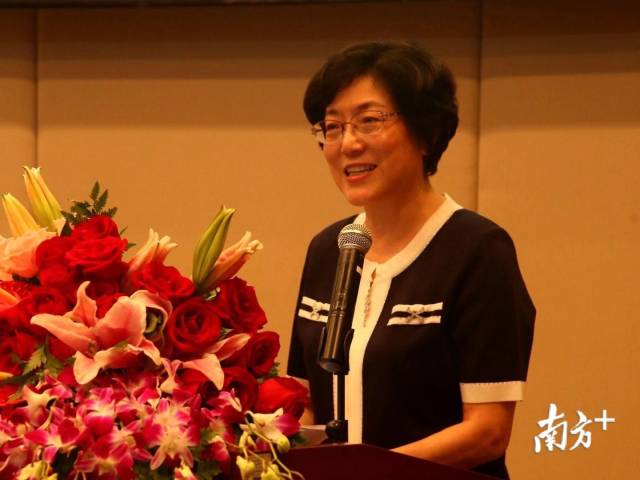 中国家庭文化研究会会长、全国妇联原副主席洪天慧讲话。 中国家庭文化研究会会长、全国妇联原副主席洪天慧讲话。