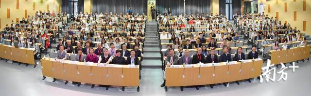 活动现场嘉宾及汕大师生合影。 活动现场嘉宾及汕大师生合影。